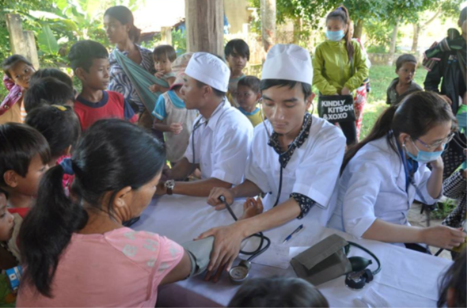 Chi đoàn Thanh niên Bệnh viện Y học cổ truyền tỉnh Kon Tum khám chữa bệnh tại cộng đồng. (Ảnh: Lưu Đình An)